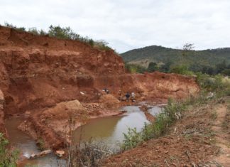 Gold miners in Penhalonga