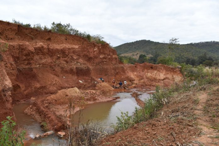 Gold miners in Penhalonga