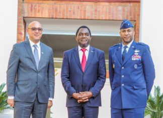 Al txt - Zambia's President posing for a photo with his guests