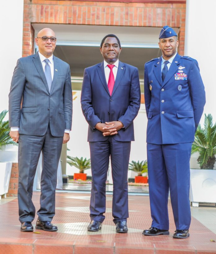 Al txt - Zambia's President posing for a photo with his guests