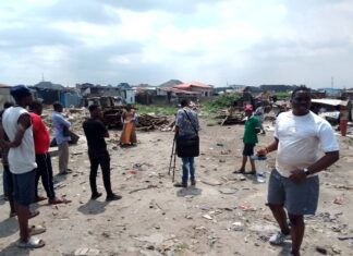 Picture of journalists and victims of forced evictions in Mosafejo-Oworonshoki