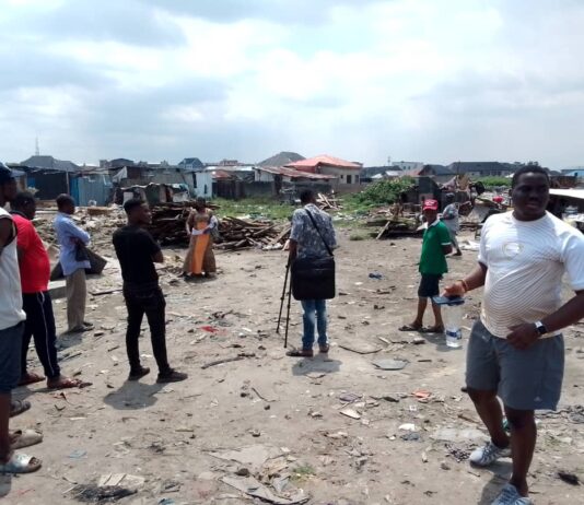 Picture of journalists and victims of forced evictions in Mosafejo-Oworonshoki